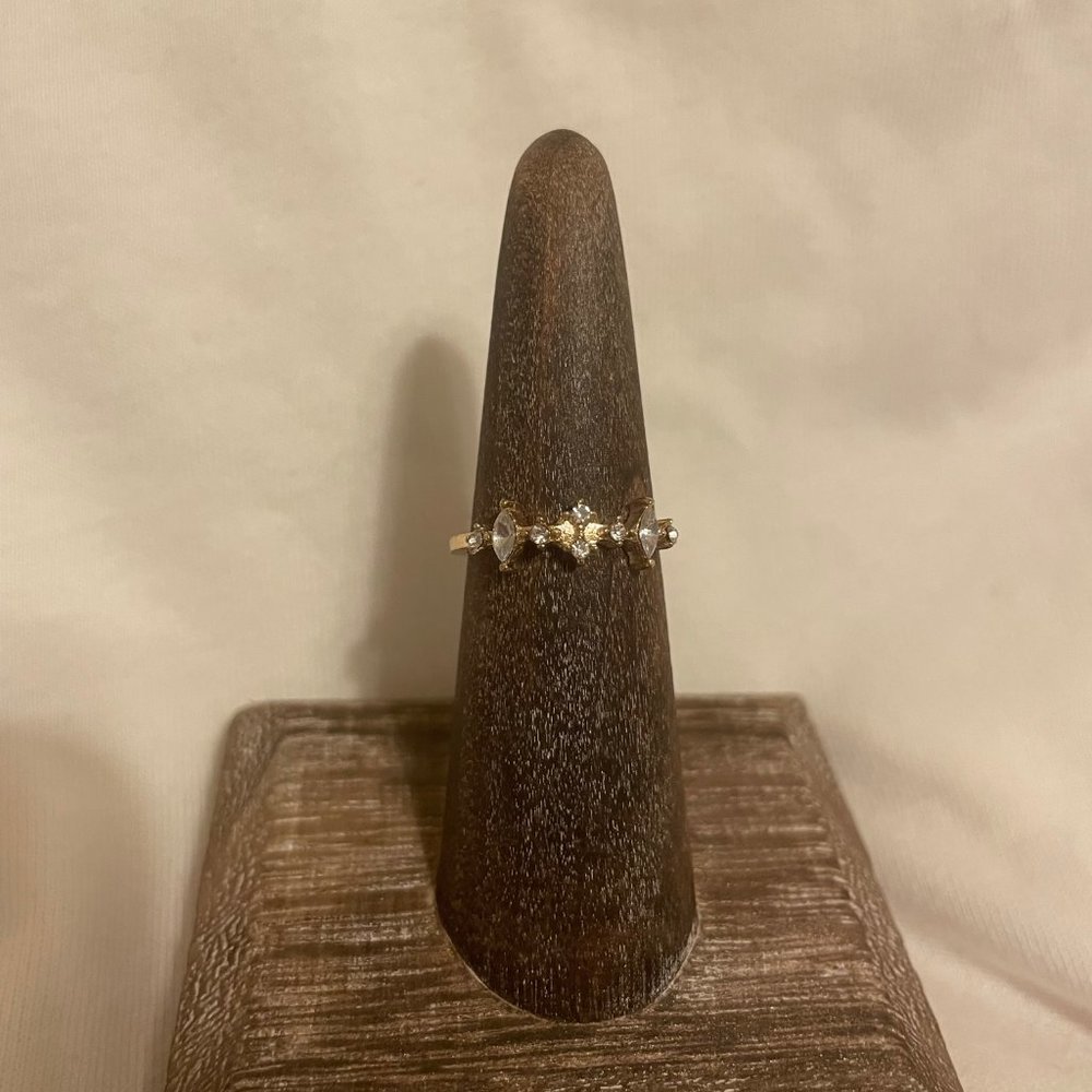 Queens of The Roundtable Crystal Ring - Picture 2 of 3